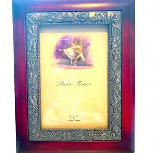 Source unknown, attractive wood and plastic photo frame  5 x 7
